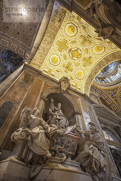 Statuen und verzierte Decke  Petersdom; Rom  Italien'.