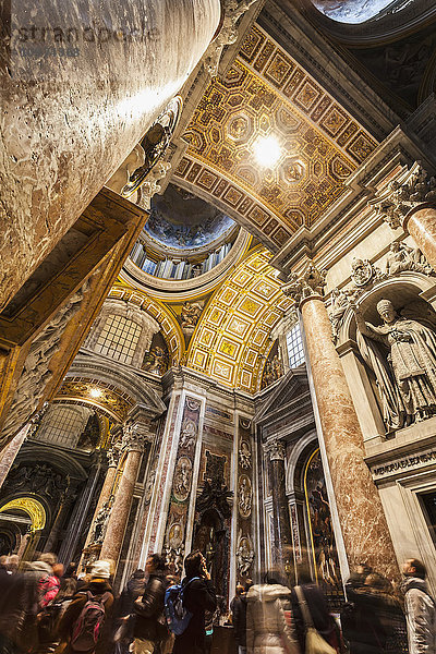 Touristen in der Basilika St. Peter; Rom  Italien
