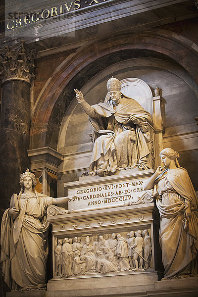 Statuen im Petersdom; Rom  Italien'.