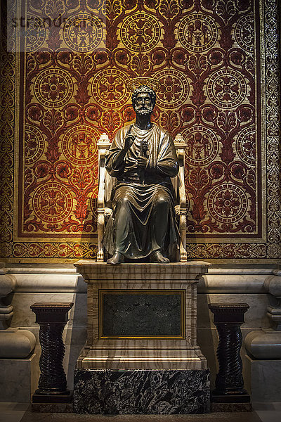 Antike Statue des Heiligen Petrus  Petersdom; Rom  Italien'.