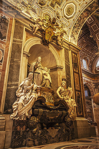 Statue  Petersdom; Rom  Italien'.