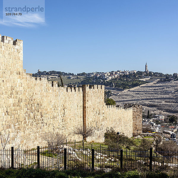 Eine Mauer mit Blick nach Osten  Ölberg; Jerusalem  Israel