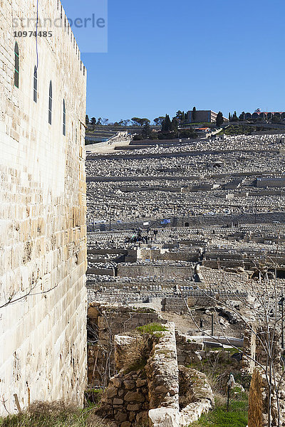 Die Gräber  die den Hang des Ölbergs säumen  sind von der Südmauer des Tempelbergs aus zu sehen; Jerusalem  Israel'.