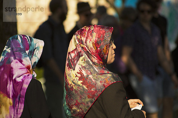 Frauen in einer Menschenmenge nahe der Blauen Moschee mit bunten Kopftüchern; Istanbul  Türkei'.