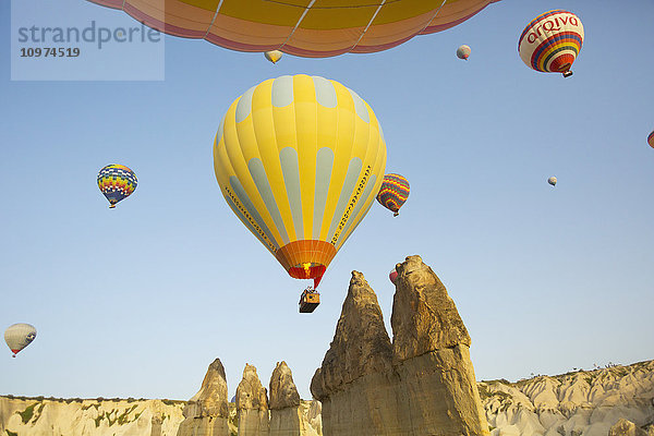 Ballonfahrt bei Sonnenaufgang über dem Goreme-Nationalpark  vorbei an Feenkaminen; Kappadokien  Türkei'.