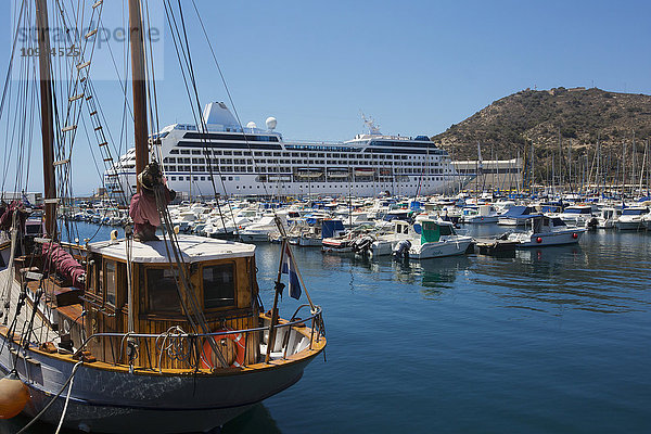 Oceania-Kreuzfahrtschiff im Hafen; Cartagena  Spanien'.