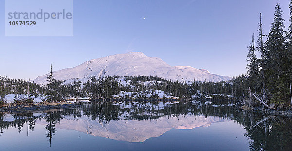 Mond über Chugach-Gebirge und Kings Bay  Prince William Sound  Whittier  Süd-Zentral-Alaska  USA  Winter