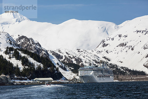 Kreuzfahrtschiff im Hafen von Whittier  Prince William Sound  Süd-Zentral-Alaska  USA  Winter