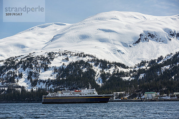 Eine Fähre auf dem Alaska Marine Highway kommt im Winter im Hafen von Whittier an  Prince William Sound  Süd-Zentral-Alaska  USA  Winter