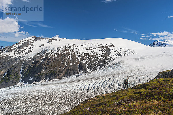 Ein Mann wandert in der Nähe des Harding Ice Field Trail im Kenai Fjords National Park auf der Kenai-Halbinsel in Süd-Zentral-Alaska