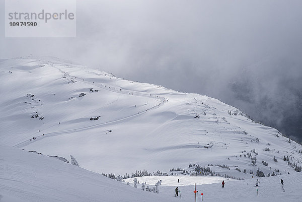 Skifahrer auf einem Berg; Whistler  British Columbia  Kanada'.
