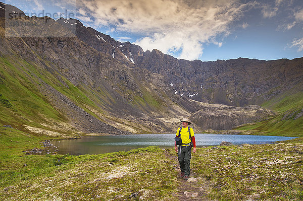 Ein Mann wandert an einem Sommertag in Süd-Zentral-Alaska im Hanging Valley in South Fork bei Eagle River.