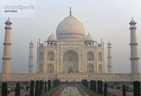 Taj Mahal und Touristen; Agra  Uttar Pradesh  Indien'.