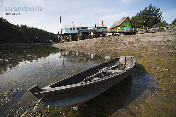 Boot des Seldovia Rowing Club bei Ebbe am Ufer des Seldovia Slough  Süd-Zentral-Alaska  Sommerzeit