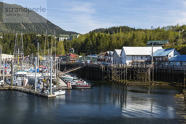 Segelboote und Fischerboote im Hafen von Ketchikan entlang der Creek Street  Südost-Alaska  Frühling