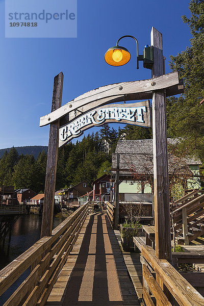 Das Schild und die Promenade in der Creek Street  Innenstadt von Ketchikan  Südost-Alaska  USA  Frühling