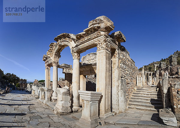 Ruinen des Hadrianstempels; Ephesus  Izmir  Türkei'.