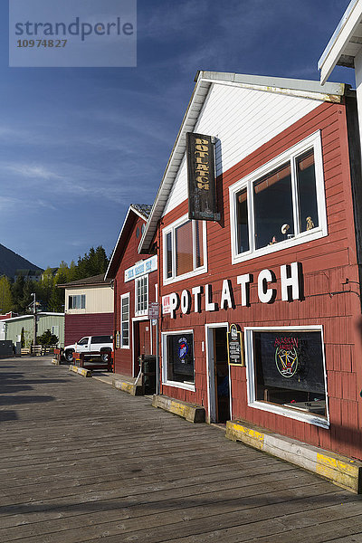 Die Potlatch Bar in der Innenstadt von Ketchikan  blauer Himmel im Hintergrund  Ketchikan  Südost-Alaska  USA  Frühling