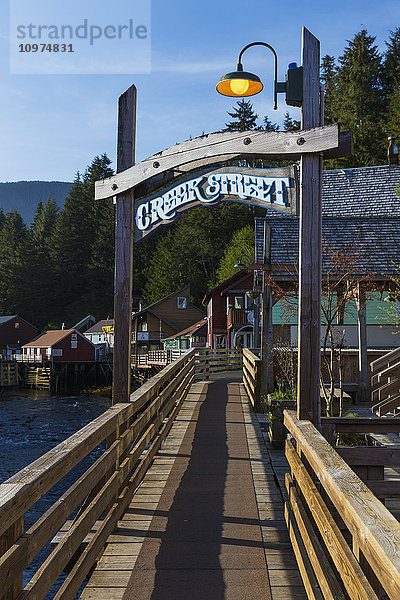 Das Schild und die Promenade in der Creek Street  Innenstadt von Ketchikan  Südost-Alaska  USA  Frühling