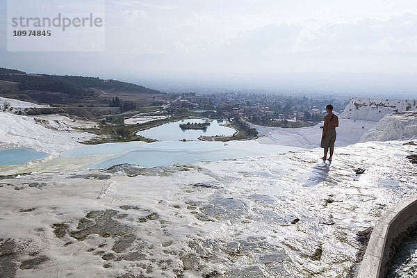 Tourist an den mineralreichen Pools und heißen Quellen; Pamukkale  Türkei'.