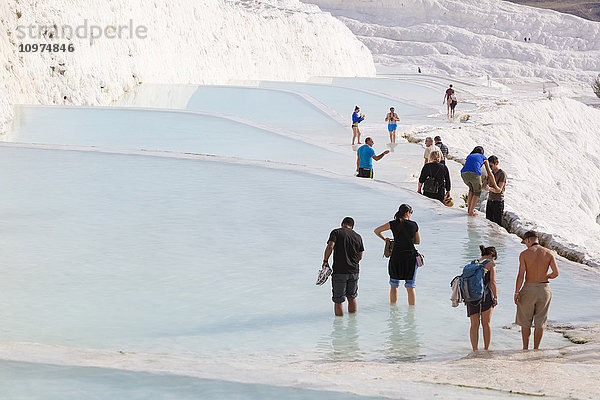 Tourist an den mineralreichen Pools und heißen Quellen; Pamukkale  Türkei'.