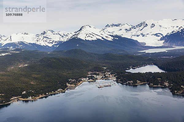 Luftaufnahme von Auke Bay bei Juneau mit schneebedeckten Gipfeln im Hintergrund  Juneau  Südost-Alaska  USA  Frühling