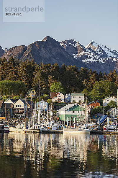 Blick auf Boote im Hafen von Sitka und Häuser und die Sisters Mountains im Hintergrund  Sitka  Südost-Alaska  Sommer