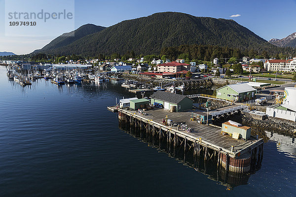 Luftaufnahme des Piers im Hafen von Sitka mit angedockten Fischerbooten im Hintergrund  Sitka  Südost-Alaska  USA  Sommer