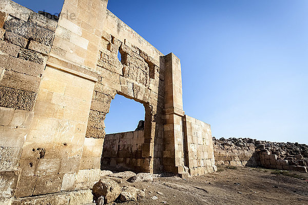 Tell Haran  in der fruchtbaren Haran-Ebene gelegen  die vom Fluss Balikh  einem wichtigen Nebenfluss des Euphrat  bewässert wird. Nur das westliche Tor  das Aleppo-Tor  ist noch erhalten; Harran  Türkei .