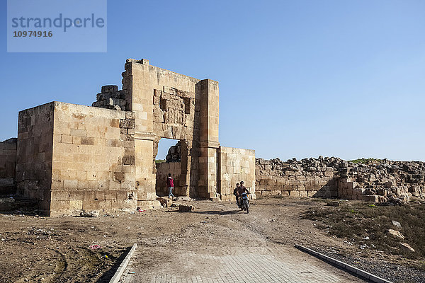 Tell Haran  in der fruchtbaren Haran-Ebene gelegen  die vom Fluss Balikh  einem wichtigen Nebenfluss des Euphrat  bewässert wird. Nur das westliche Tor  das Aleppo-Tor  ist noch erhalten; Harran  Türkei'.