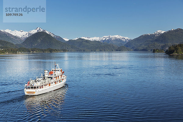 Ein Passagierschiff verlässt den Hafen von Sitka  Sitka  Südost-Alaska  USA  Sommer