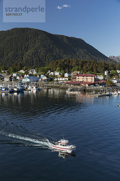 Ein kleines Boot verlässt den Hafen von Sitka an einem klaren Tag  Südost-Alaska  USA  Sommer