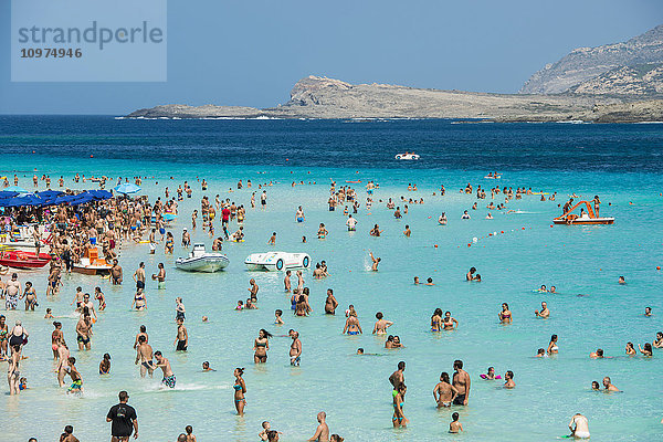 Touristen genießen das türkisfarbene Wasser des berühmten Pelosa-Strandes; Stintino  Sardinien  Italien'.
