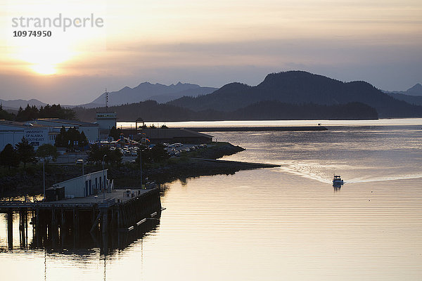 Sonnenuntergang über Sikta Harbor  Südost-Alaska  USA  Sommer