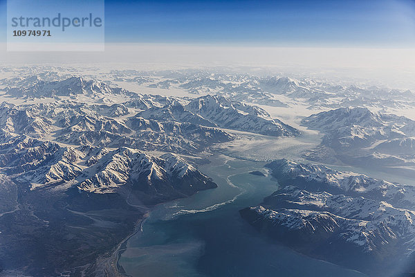 Luftaufnahme von schneebedeckten Bergen und Gletschern entlang eines Fjords in der Coastal Range  Südost-Alaska  USA  Sommer