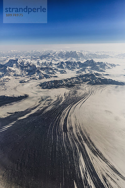 Luftaufnahme der schneebedeckten Berge und des Malaspina-Gletschers in der Coastal Range  Südost-Alaska  USA  Sommer