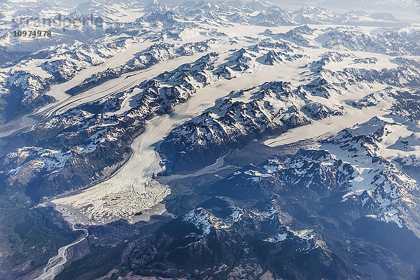 Luftaufnahme von schneebedeckten Bergen und Gletschern in der Coastal Range  Südost-Alaska  USA  Sommer