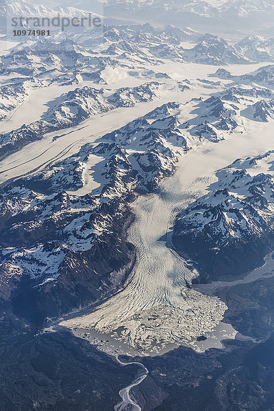 Luftaufnahme von schneebedeckten Bergen und Gletschern in der Coastal Range  Südost-Alaska  USA  Sommer