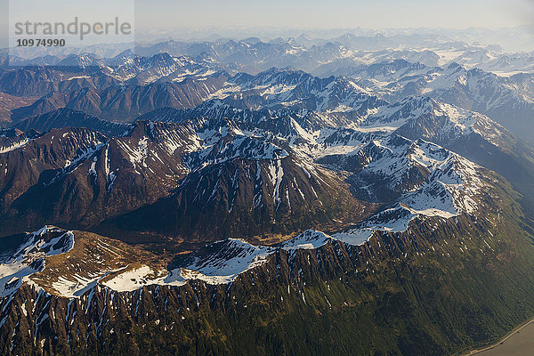 Luftaufnahme von schneebedeckten Gipfeln entlang des Turnagain Arm in den Chugach Mountains  Southcentral Alaska  USA  Sommer