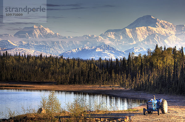 Blick auf Denali südlich des Denali National Park  Interior Alaska  Herbst  HDR-Bild