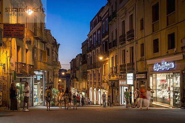 Fußgänger auf der Straße in Cagliari bei Nacht; Cagliari  Sardinien  Italien'.