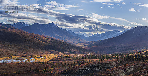 Herbstliche Aussicht auf Berge und bunte Tundra im Tombstone Territorial Park  Yukon Territory  Kanada