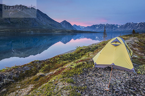 Aussicht auf den Lower Twin Lake mit einem Rucksackzelt im Vordergrund und Sonnenuntergang  Lake Clark National Park & Preserve  Southcentral Alaska