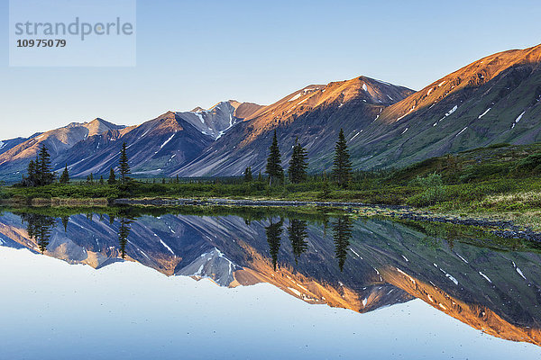 Morgenlicht auf den Chigmit Mountains im Gebiet der Twin Lakes im Lake Clark National Park & Preserve  Süd-Zentral-Alaska.