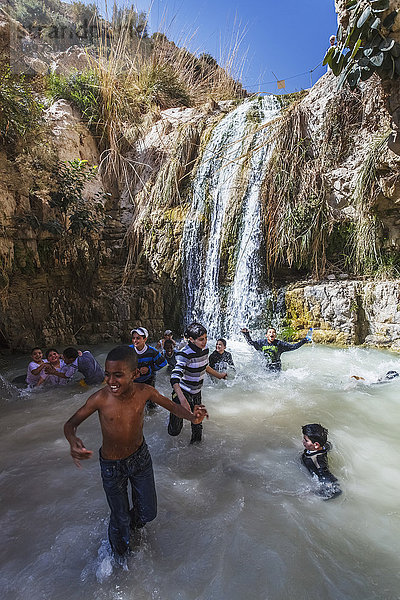 Kinder spielen in einem Wasserfall und einem Pool; Ein Gedi  Israel'.