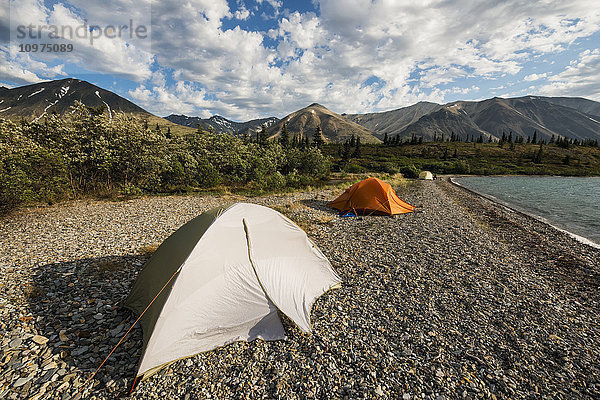 Eine Gruppe von Zelten steht an einem Strand im Gebiet der Twin Lakes im Lake Clark National Park & Preserve in Süd-Zentral-Alaska.