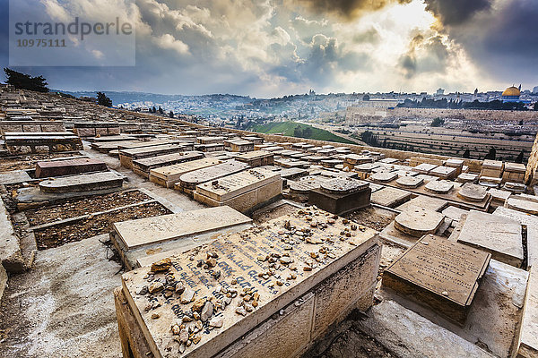 Westlicher Hang des Ölbergs  bedeckt mit Tausenden von jüdischen Gräbern  mit Blick auf den Tempelberg und das Osttor der Altstadt von Jerusalem; Jerusalem  Israel'.