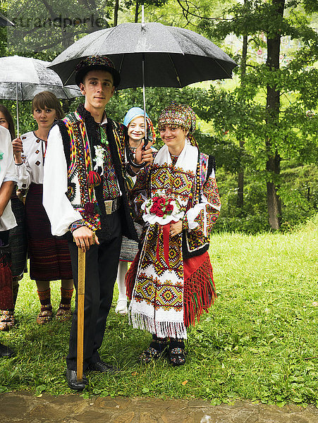 Braut und Bräutigam in Begleitung von Verwandten und Freunden auf dem Weg zur Kirche; Huzulen sind ein kleines Bergvolk  das in den Karpaten lebt und nur an Feiertagen oder bei Hochzeiten traditionelle Trachten trägt; Kryvorivnia  Bezirk Verkhovyna  Region Ivano-Frankivsk  Ukraine'