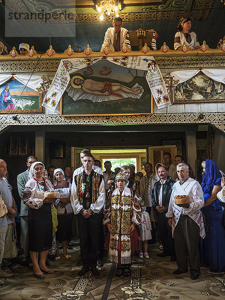 Hochzeitszeremonie in der orthodoxen Kirche  Huzulen sind ein kleines Bergvolk  das die Karpaten bewohnt  in traditioneller Tracht  die man nur während der Feiertage oder bei Hochzeiten sieht; Kryvorivnia  Bezirk Verkhovyna  Region Ivano-Frankivsk  Ukraine'