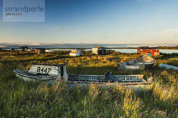 Alte Boote und Hütten im Fischcamp am Newhalen River in der Nähe des Dorfes Newhalen in der Region Bristol Bay in Alaska.